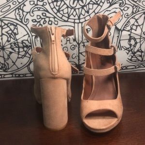 Peach shoe size 6 1/2